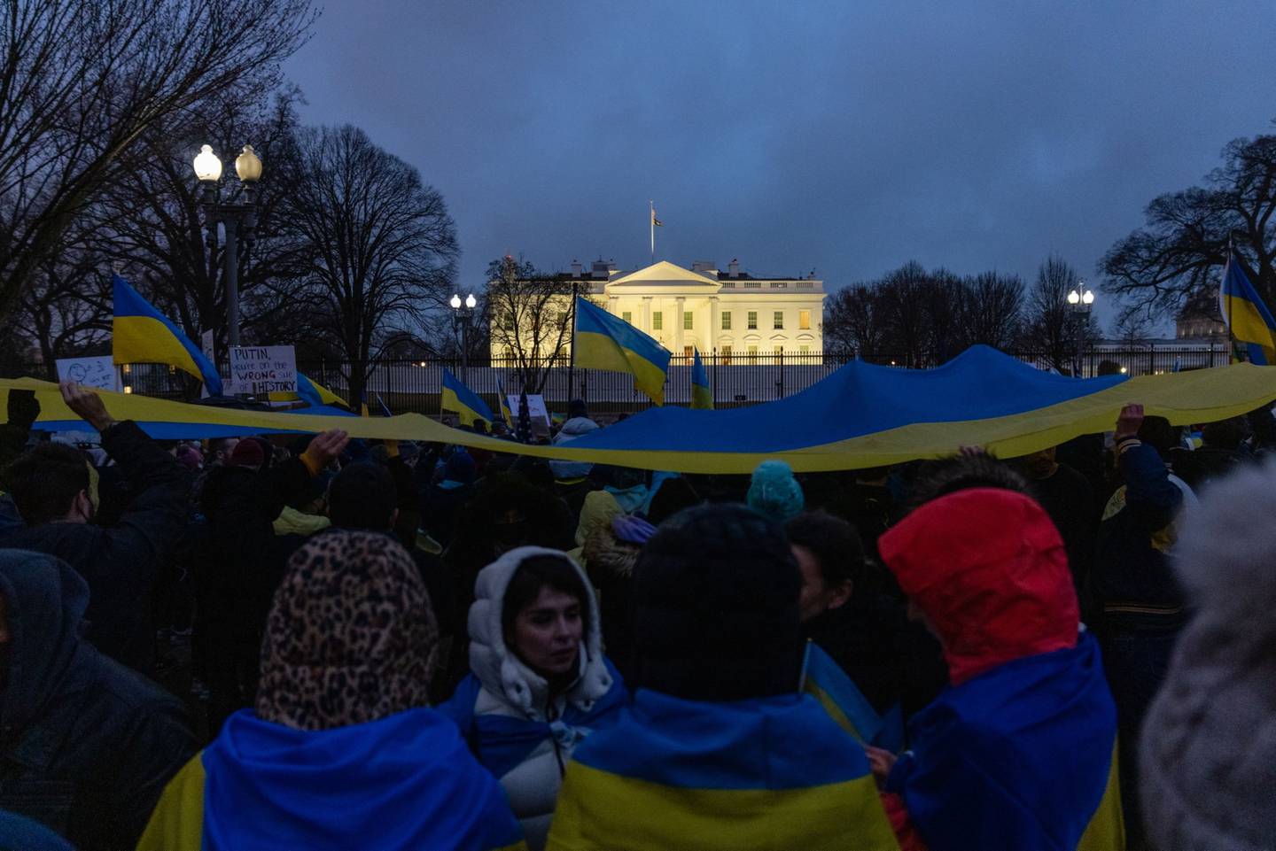 Manifestantes protestam contra a invasão da Ucrânia próximo da Casa Branca