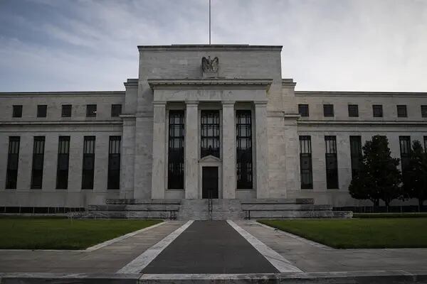 Goolsbee dice que la Fed podría transmitir mejor su respuesta a la economíadfd