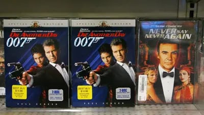 DVDs de filmes de James Bond em loja da Best Buy na década de 2000