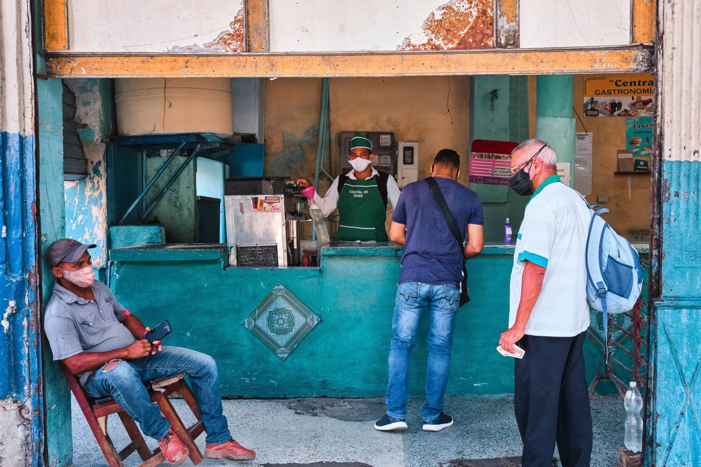 Clientes esperan para comprar bebidas en La Habana.