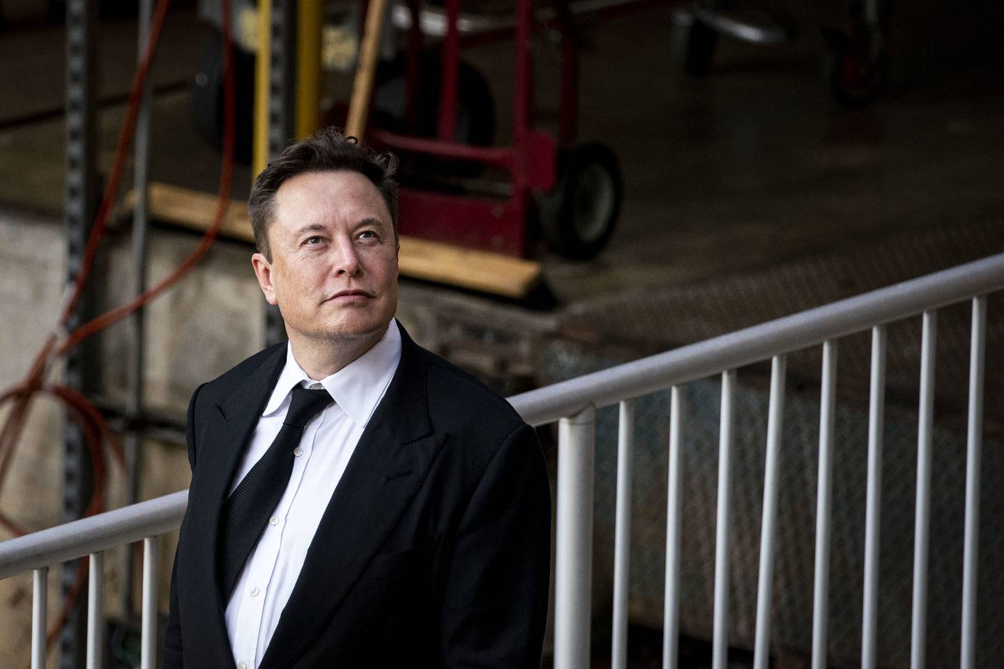 Elon Musk, director ejecutivo de Tesla Inc, sale del tribunal para el juicio de SolarCity en Wilmington, Delaware, Estados Unidos, el lunes 12 de julio de 2021.