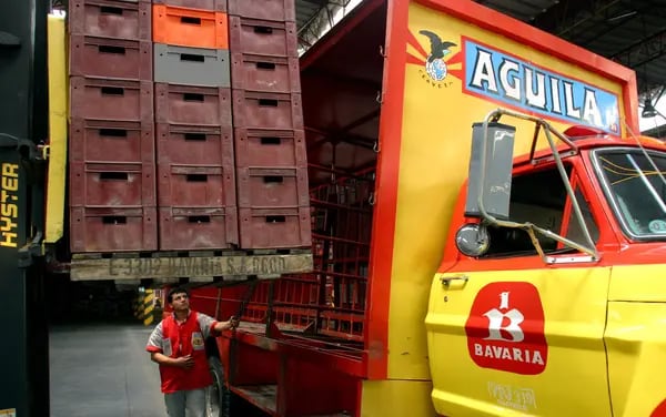 Un trabajador supervisa la carga de cajas de cerveza Águila en un camión de reparto en la fábrica de cerveza Bavaria SA en Bogotá, Colombia.