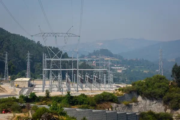 Neoenergia, controlada pela Iberdrola, com sede em Bilbao, tem cerca de 18 linhas de transmissão, das quais 9 já em operação com cerca de 2,3 mil km