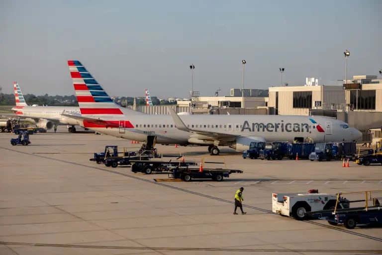 Aviones de American Airlines en una puerta del Aeropuerto Internacional de Filadelfia (PHL) en Filadelfia, Pensilvania.dfd