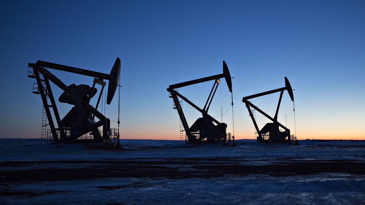 Pozos de petróleo en la formación Bakken, cerca de Dickinson, Dakota del Norte.