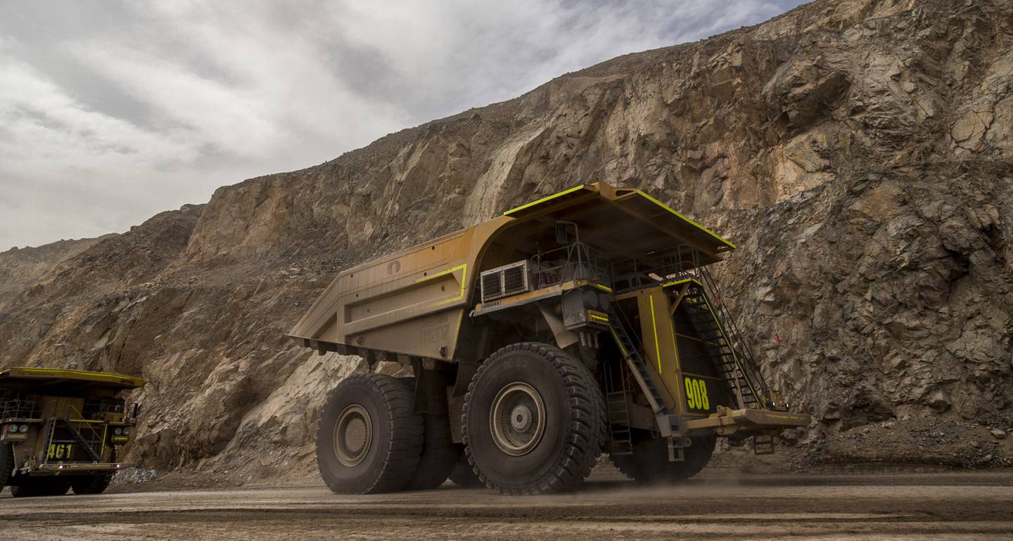 Camiones transportan minerales dentro de una mina de cobre a cielo abierto de Codelco en Chile.Fotógrafo: Cristóbal Olivares/Bloomberg