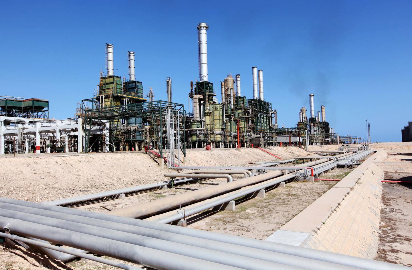 Torres y tuberías de refinado en la refinería de petróleo de Zawiya, cerca de Trípoli, Libia, el lunes 29 de agosto de 2011.
