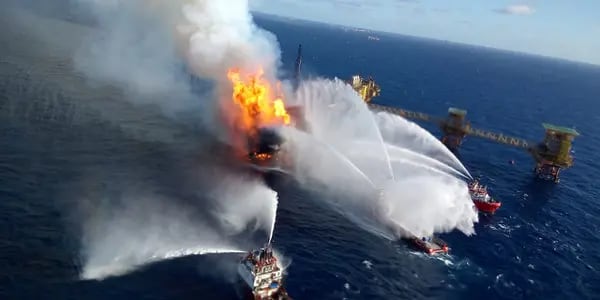 Barcos intentan apagar un incendio en la plataforma marina  Nohoch-A en el Golfo de México, propiedad de la empresa mexicana Petróleos Mexicanos, conocida como Pemex en julio de 2023 (Foto: Secretaría de Marina).