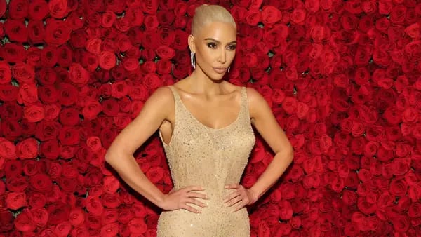 Kim Kardashian pone el foco en la moda sostenible en la Gala del Metdfd