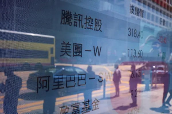 Una pantalla electrónica muestra las cifras de las acciones de empresas como Tencent Holdings Ltd., Meituan y Alibaba Group Holding Ltd. en Hong Kong, China, el martes 15 de marzo de 2022. Fotógrafo: Paul Yeung/Bloomberg