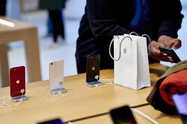 Un cliente compra un smartphone Apple iPhone SE 3 durante el lanzamiento de ventas en la tienda insignia de Apple Inc. en Nueva York, Estados Unidos, el viernes 18 de marzo de 2022.