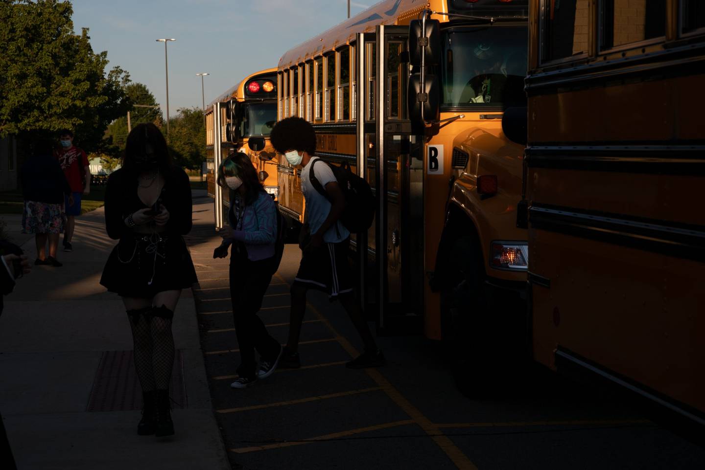 Estudiantes arriban a una escuela en EE.UU.