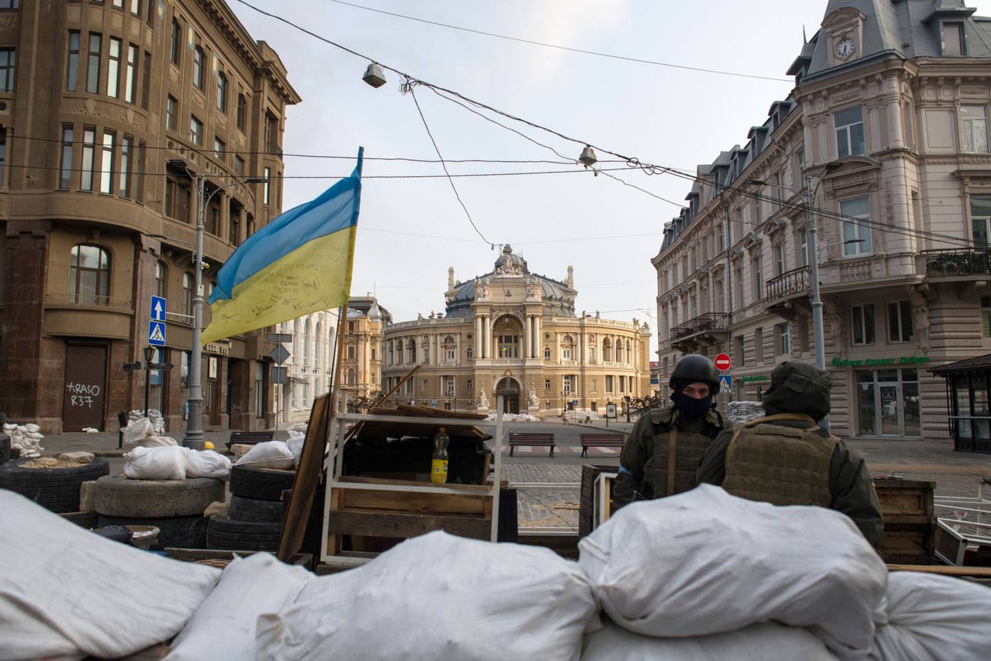 Soldados ucranianos en un puesto de control cerca del Teatro Académico Nacional de Ópera y Ballet de Odessa, en el centro de Odesa, Ucrania, el viernes 18 de marzo de 2022.