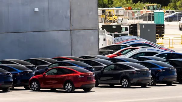Tesla detiene plantas tras terminar un trimestre inestable con producción récorddfd