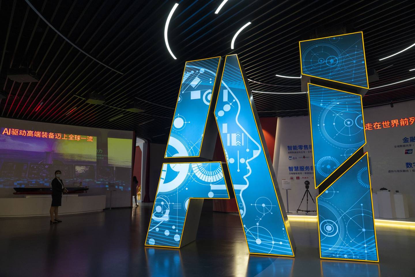 En el Pabellón de la Inteligencia Artificial del Parque del Futuro de Zhangjiang se muestran aplicaciones de vanguardia de la Inteligencia Artificial durante una visita organizada por los medios de comunicación el 18 de junio de 2021 en Shanghái, China. (Fotografía de Andrea Verdelli/Getty Images)