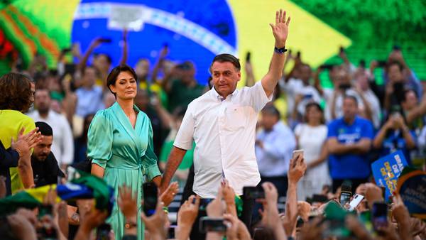 Aprobación de Bolsonaro entre mujeres sube tras inicio de campañadfd