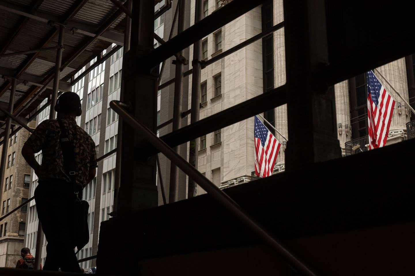 Un peatón frente a la Bolsa de Valores de Nueva York (NYSE) en Nueva York, EE.UU., el lunes 18 de julio de 2022.