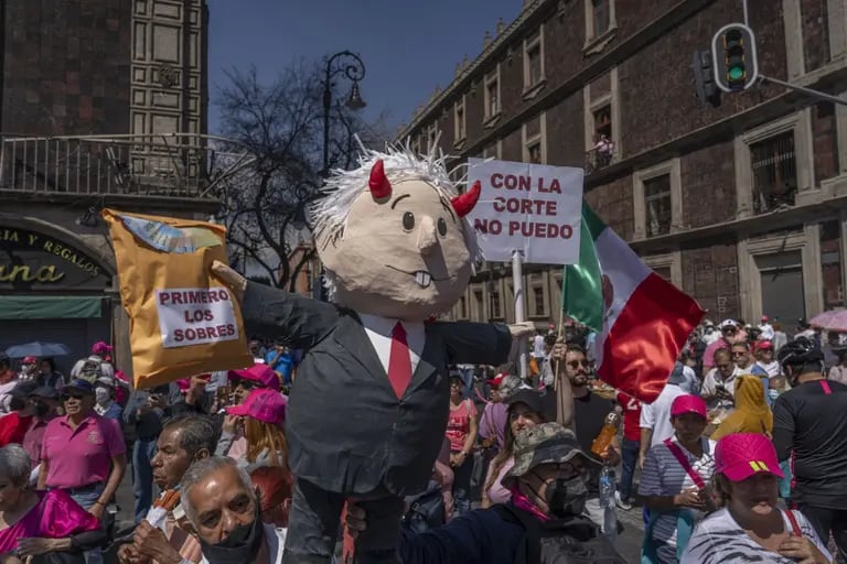 Una piñana de AMLO durante una protesta en contra de cambios propuestos a la ley electoral en México.dfd