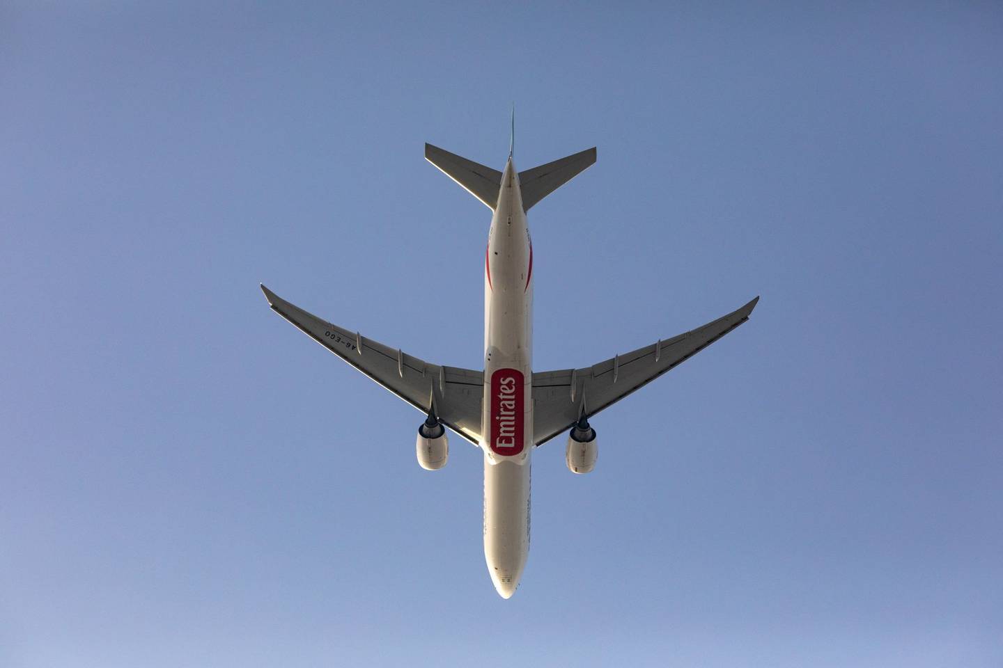 Un avión Boeing Co. 777-300, operado por Emirates, despega del Aeropuerto Internacional de Dubái en Dubái, Emiratos Árabes Unidos, el 18 de mayo de 2020.