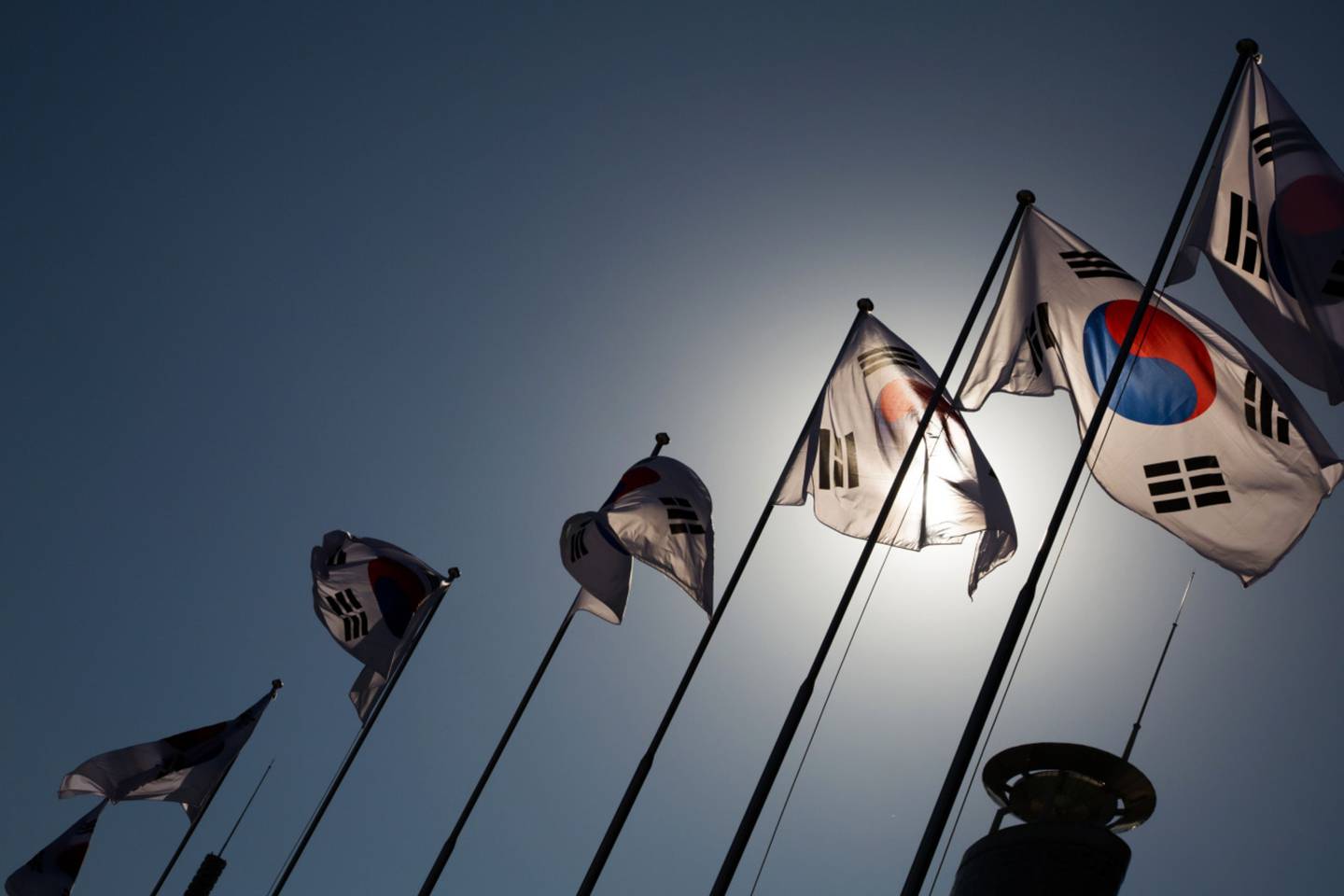 Banderas nacionales surcoreanas ondean en el exterior de la Plaza del Diseño de Dongdaemun en Seúl, Corea del Sur, el sábado 3 de octubre de 2015.