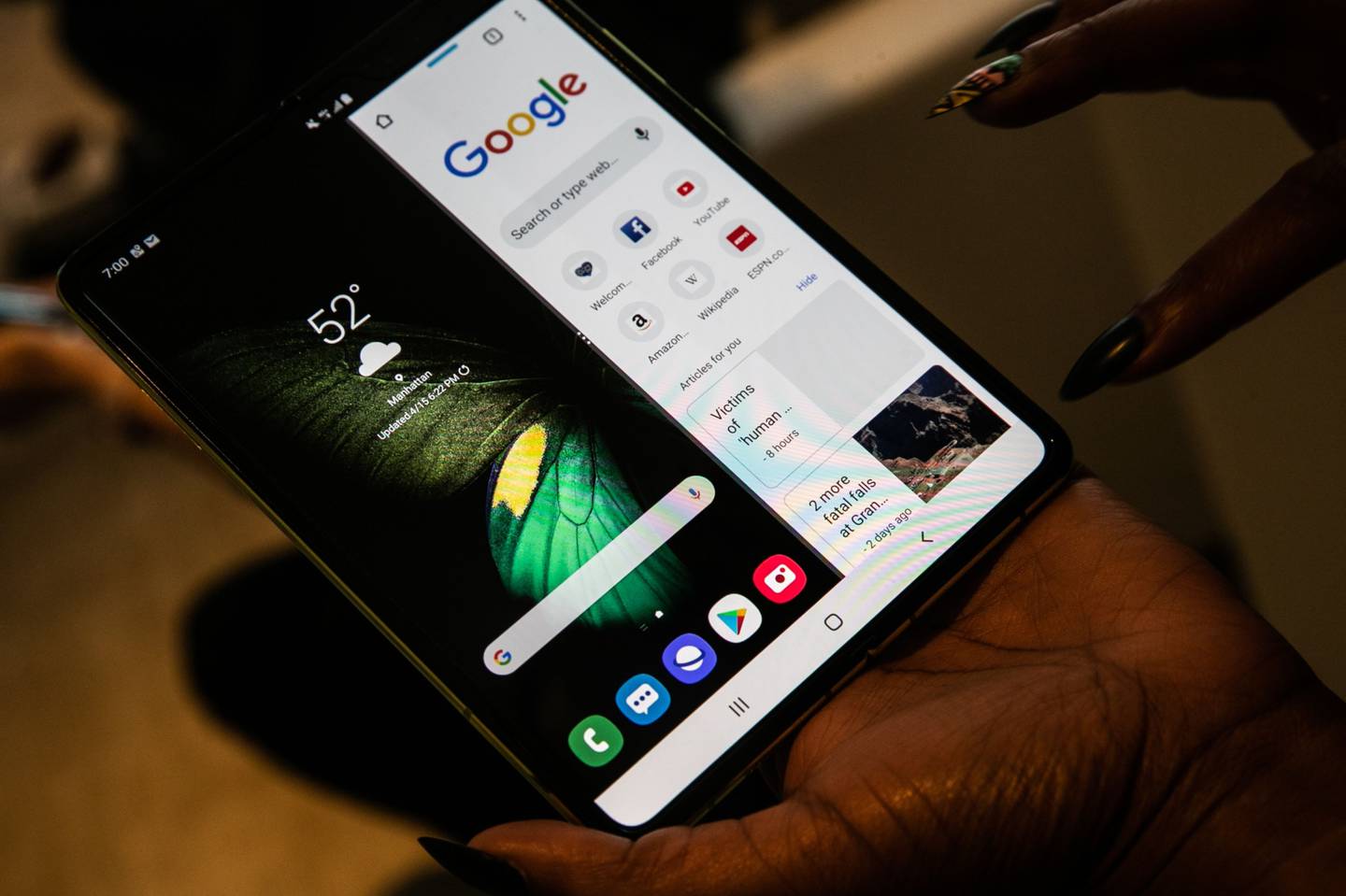 Un asistente sostiene un dispositivo móvil de Samsung Electronics Co. Galaxy Fold durante un evento de presentación en Nueva York, EE.UU., el lunes 15 de abril de 2019. Samsung anunció el teléfono en febrero y saldrá a la venta el 26 de abril a un precio de US$1.980.