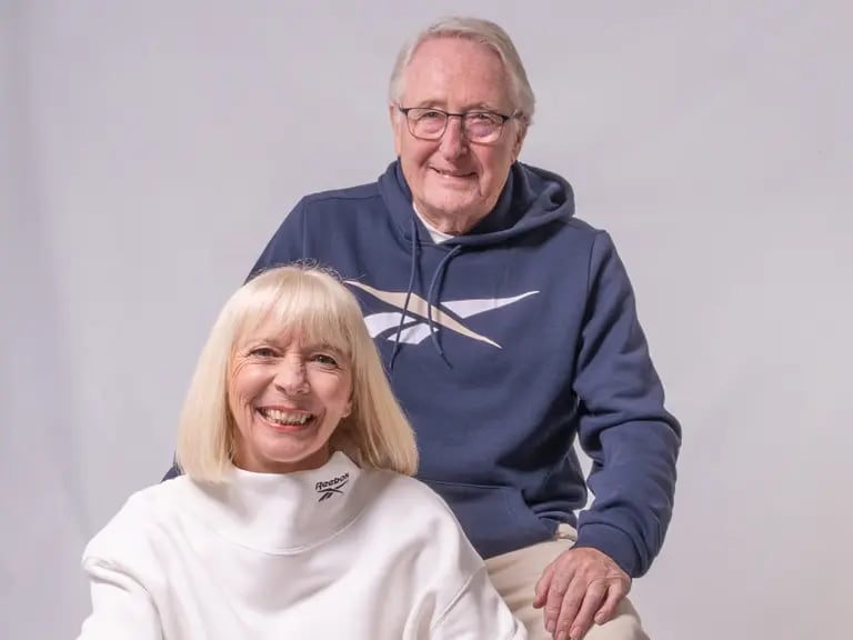 El fundador de Reebok junto con su esposa Julie Foster, quien dirige actualmente la JW Foster Heritage Ltd, dedicada a conservar el legado de su marido y de la marca.dfd