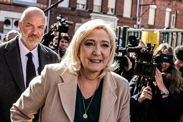 Marine Le Pen, candidata a la presidencia de Francia, llega a un colegio electoral durante la primera vuelta de las elecciones presidenciales francesas, en Henin Beaumont, Francia, el domingo 10 de abril de 2022.