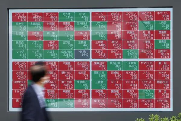 Un tablero electrónico de acciones fuera de una empresa de valores en Tokio, Japón, el jueves 1 de junio de 2023.