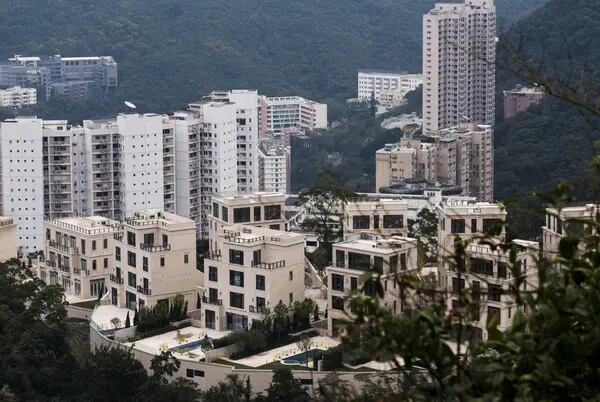 Casas residenciales, en primer plano, en el proyecto Mount Nicholson, desarrollado conjuntamente por Wheelock Properties Ltd. y Nan Fung Development Ltd., en el distrito Peak de Hong Kong, China.