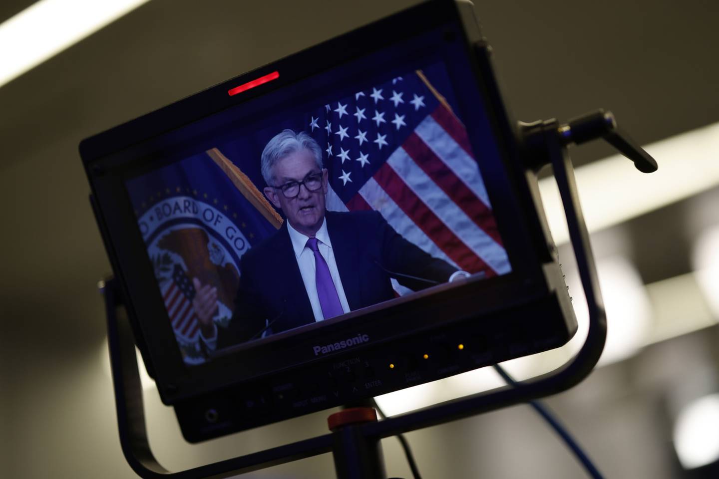 Un monitor donde se ve a Jerome Powell, presidente de la Reserva Federal de EE.UU. en conferencia de prensa el 27 de julio de 2022.