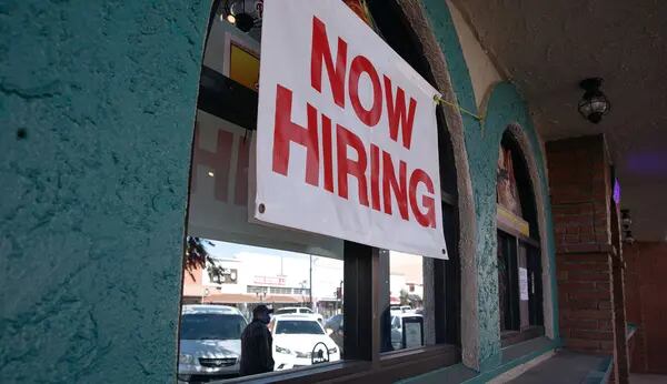 Un letrero de "Ahora se contrata" fuera de un restaurante en Huntington Park, California.