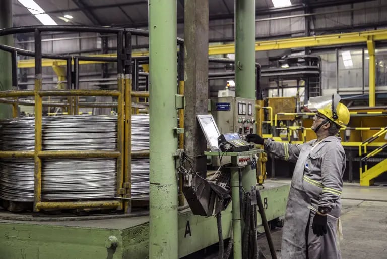 Operations During Aluminium Production In Barcarenadfd