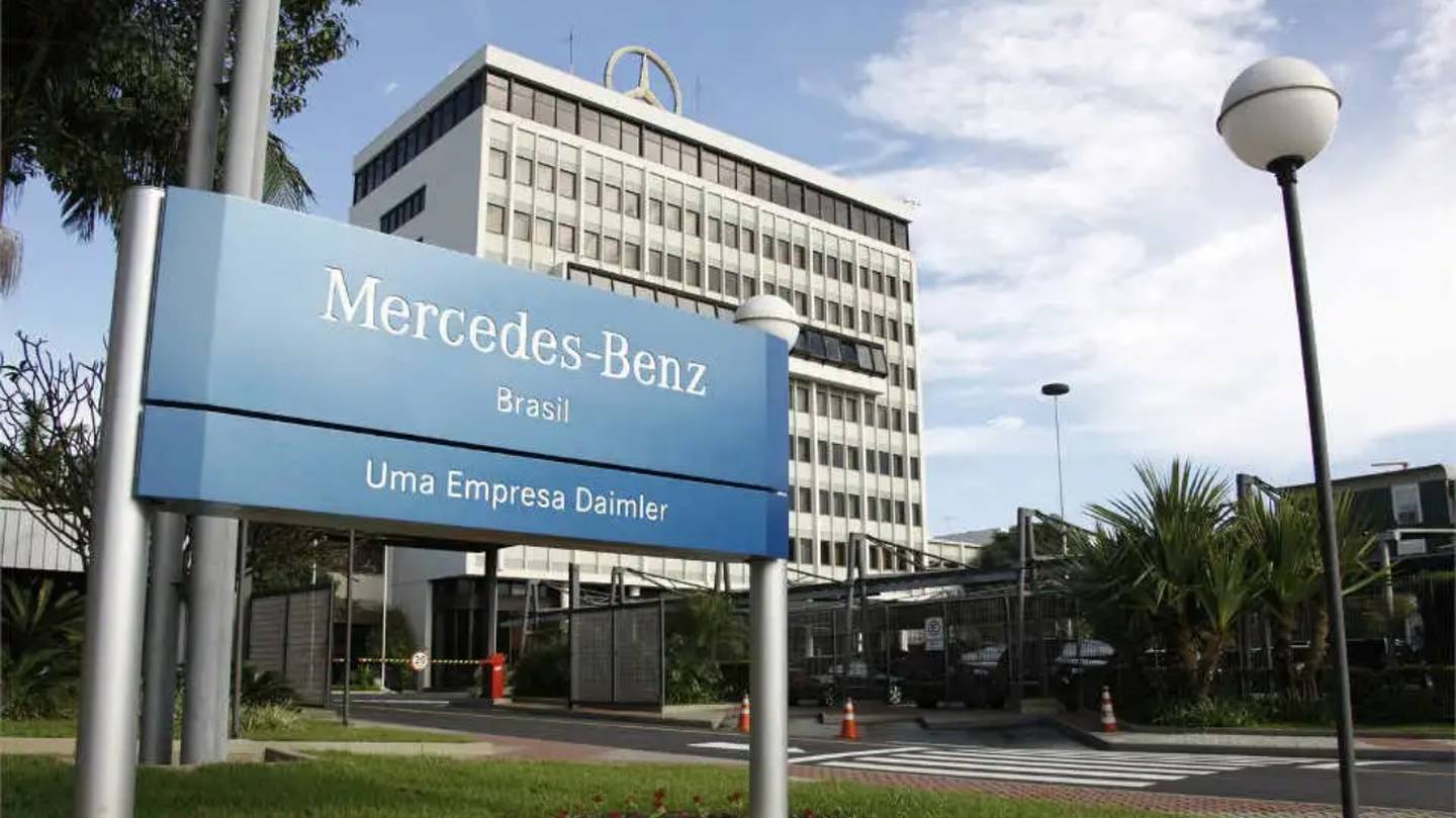 Mercedes-Benz anunció que dará vacaciones a más de 5.000 trabajadores entre el 18 de abril y el 3 de mayo en dos plantas de Brasil, debido a la escasez de semiconductores.dfd