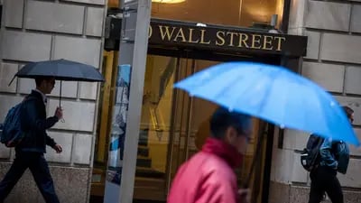 Wall Street termina em baixa com perdas de bancos e petróleo acima de US$ 100
