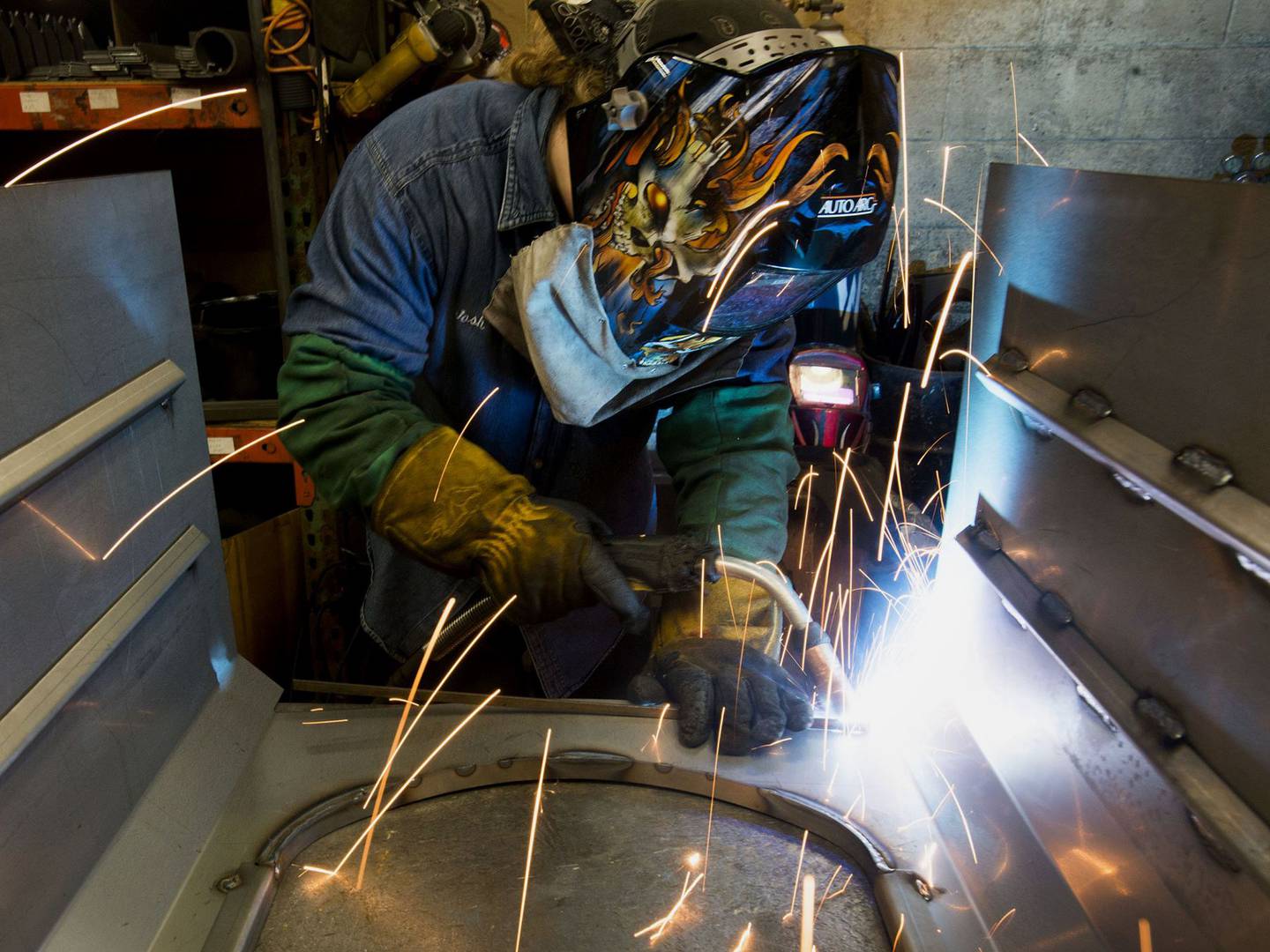 Un trabajador en una manufacturera en Pensilvania, EE.UU. Foto: Bloomberg