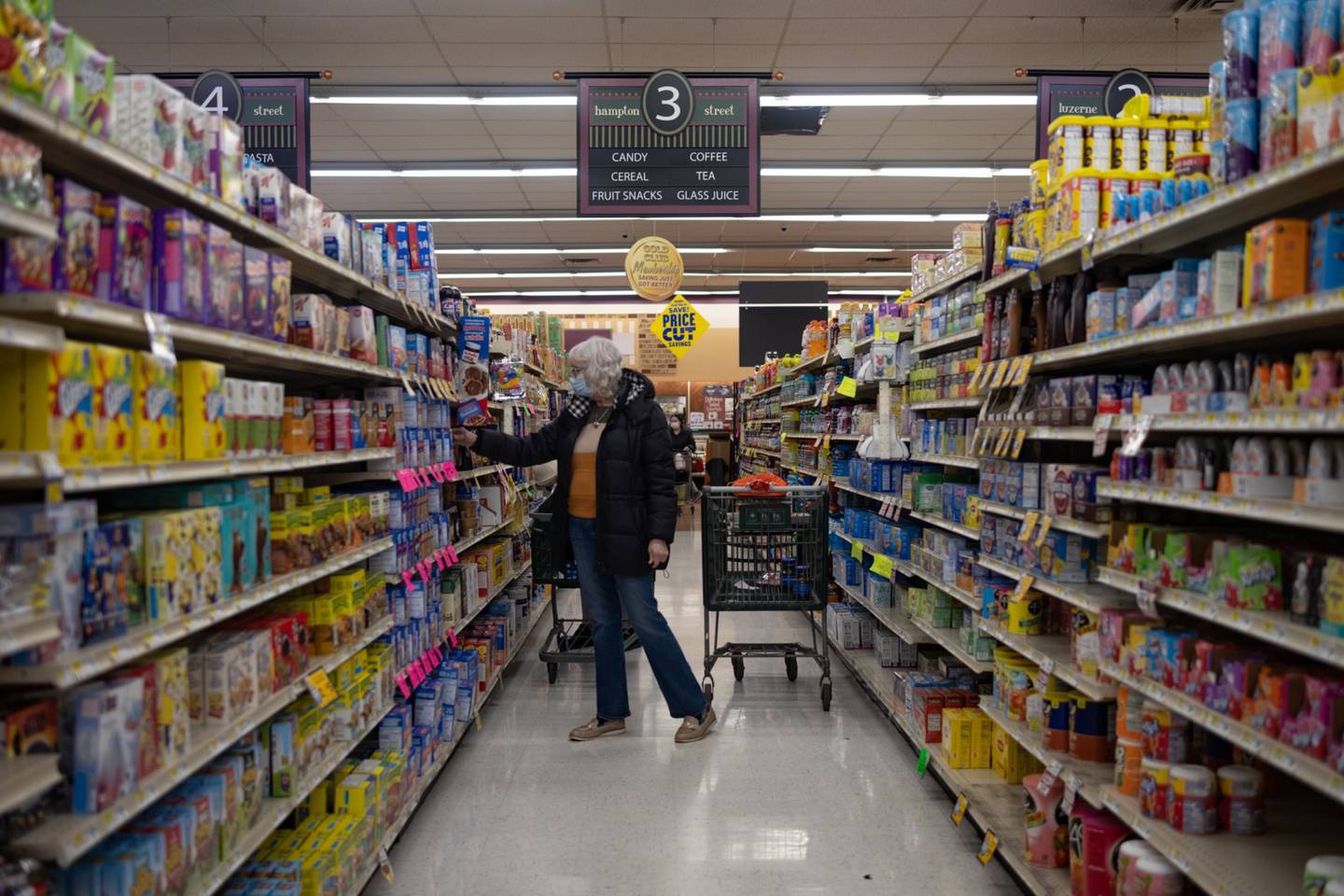 Un comprador en el supermercado Gerrity's en Scranton, Pensilvania, Estados Unidos, el jueves 24 de febrero de 2022. Scranton, Pensilvania, ha experimentado un reciente cambio económico, pero el estado de ánimo de los lugareños sobre el estado de Estados Unidos sigue siendo agrio. Fotógrafo: Hannah Beier/Bloomberg