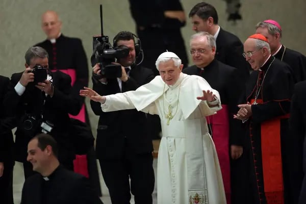El Papa Benedicto XVI asiste a una reunión con los párrocos de la diócesis de Roma en 2013.