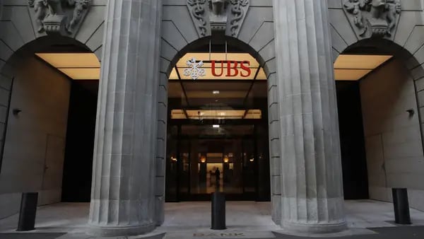 UBS inicia la venta de sus primeros bonos AT1 desde la quiebra de Credit Suissedfd