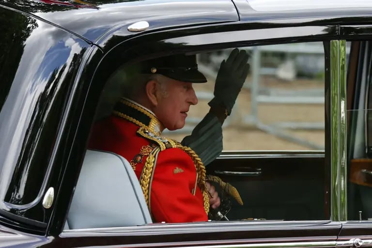 El príncipe Carlos de Gales recorre The Mall durante el desfile de los colores como parte de las celebraciones del Jubileo de Platino en Londres, Reino Unido, el jueves 2 de junio de 2022.dfd