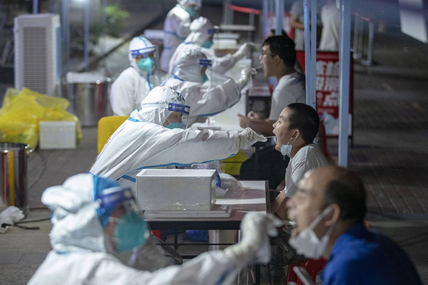 Residentes de Wuhan se someten a pruebas de covid-19 el 3 de agosto.Fotógrafo: AFP / Getty Images