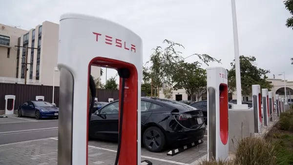 Tesla busca impulsar su producción; resultados superan las expectativasdfd