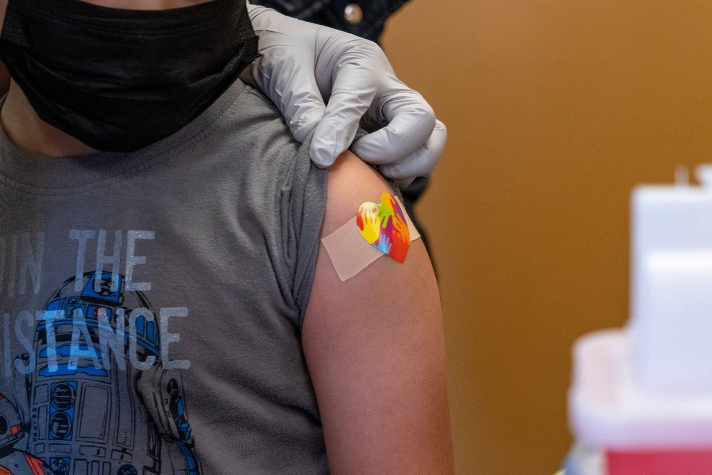 Un curita en el brazo de un residente que recibió una dosis de la vacuna contra el Covid-19 de Pfizer-BioNTech en una clínica de vacunación en la Biblioteca del Instituto Peabody en Peabody, Massachusetts, Estados Unidos, el miércoles 26 de enero de 2022.