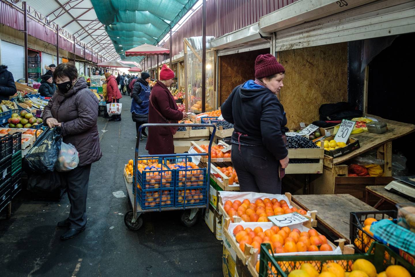 Un vendedor de fruta en un mercado de productos al por mayor en Troieshchyna, uno de los sectores más pobres de la ciudad de Kiev, Ucrania, el sábado 20 de noviembre de 2021.dfd