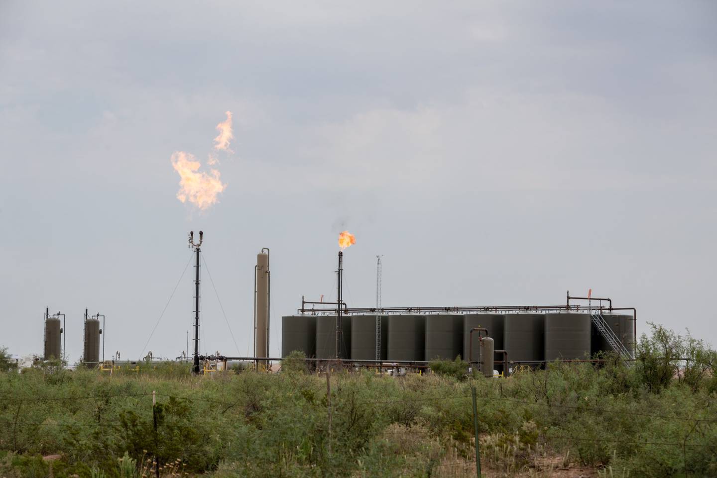El gas metano se quema justo al lado de la Ruta 285 de Estados Unidos, cerca de Carlsbad, Nuevo México, Estados Unidos, el martes 6 de agosto de 2019.