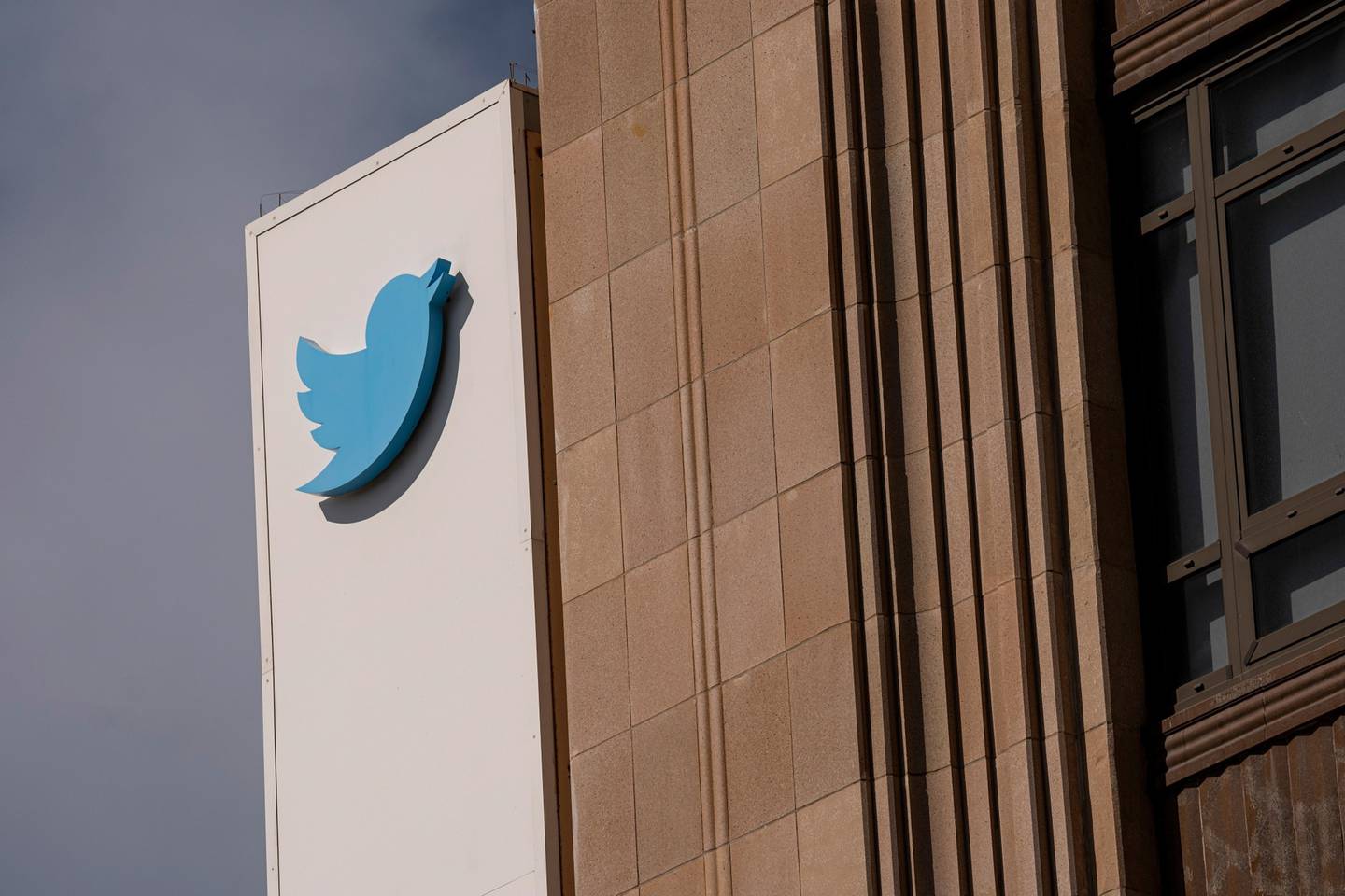 El logo de Twitter en su sede centraldfd
