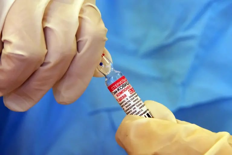 Personal médico prepara una dosis de la vacuna Sputnik V.dfd