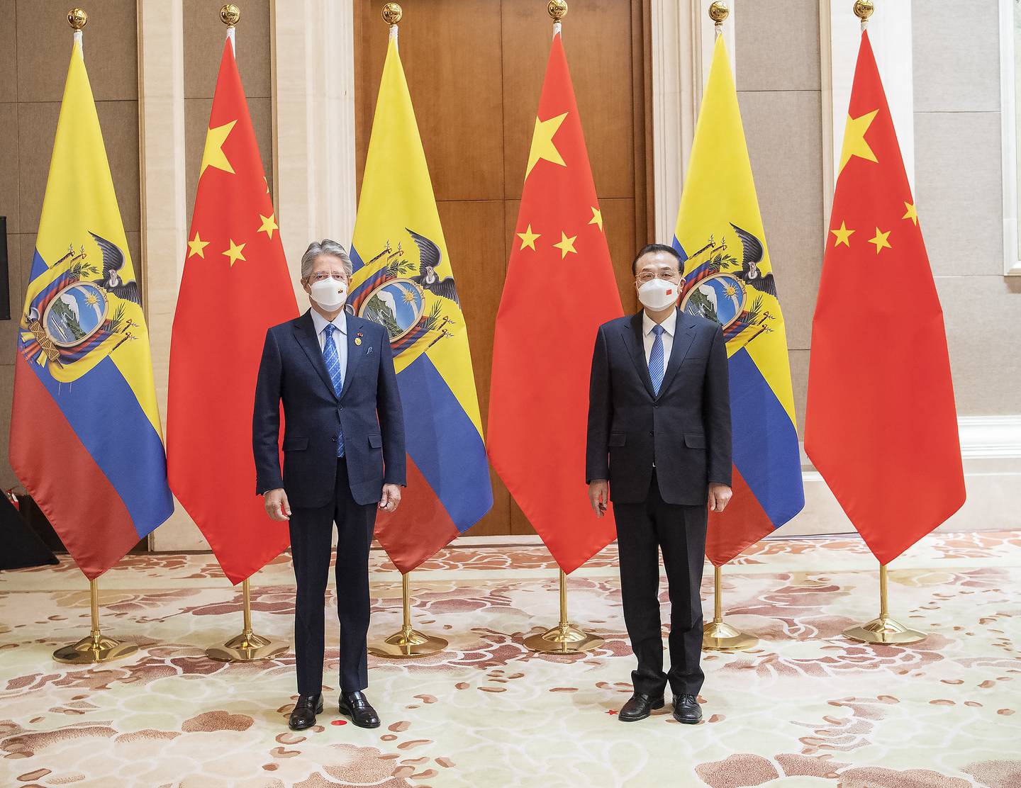El presidente del Ecuador, Guillermo Lasso, en su visita oficial a la República Popular de China se reunió con el primer ministro chino Li Keqiang.