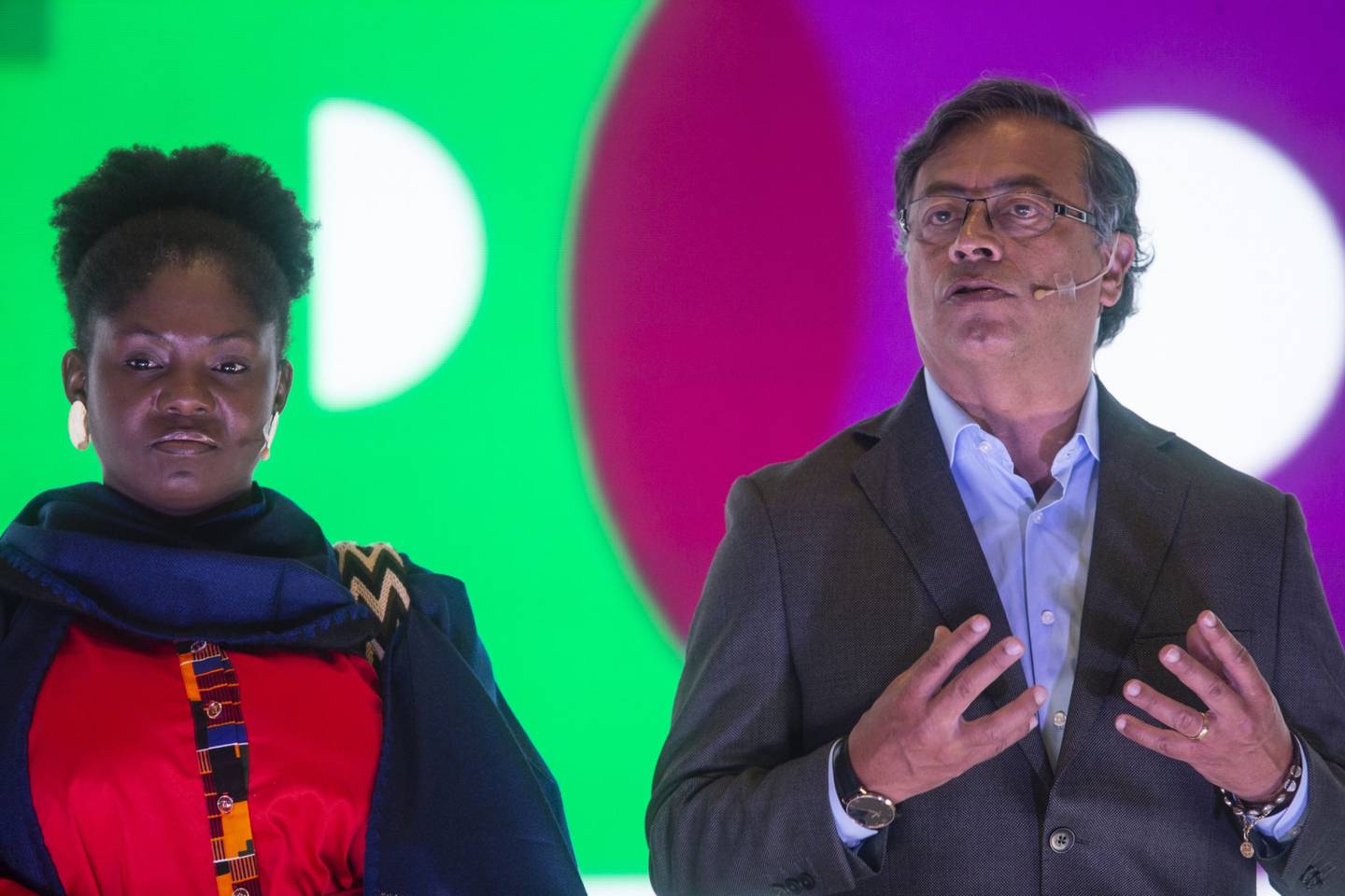 El candidato presidencial, a la derecha, habla junto a Francia Márquez, candidata a la Vicepresidencia, durante una conferencia de prensa.