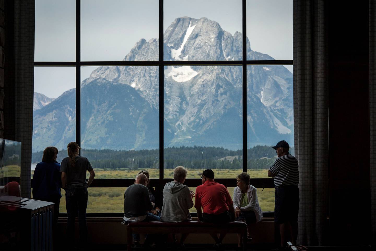 Los visitantes ven la cordillera del Parque Nacional Grand Teton desde el Jackson Lake Lodge en Moran, Wyoming, Estados Unidos, el jueves 22 de agosto de 2019. Fotógrafo: David Paul Morris/Bloomberg