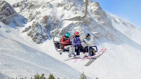Esquiar en Las Leñas en las vacaciones de invierno: cómo es el viaje y cuánto cuestadfd